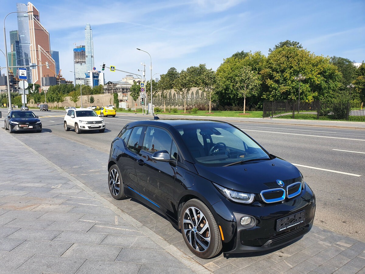 BMW i3 на парковке