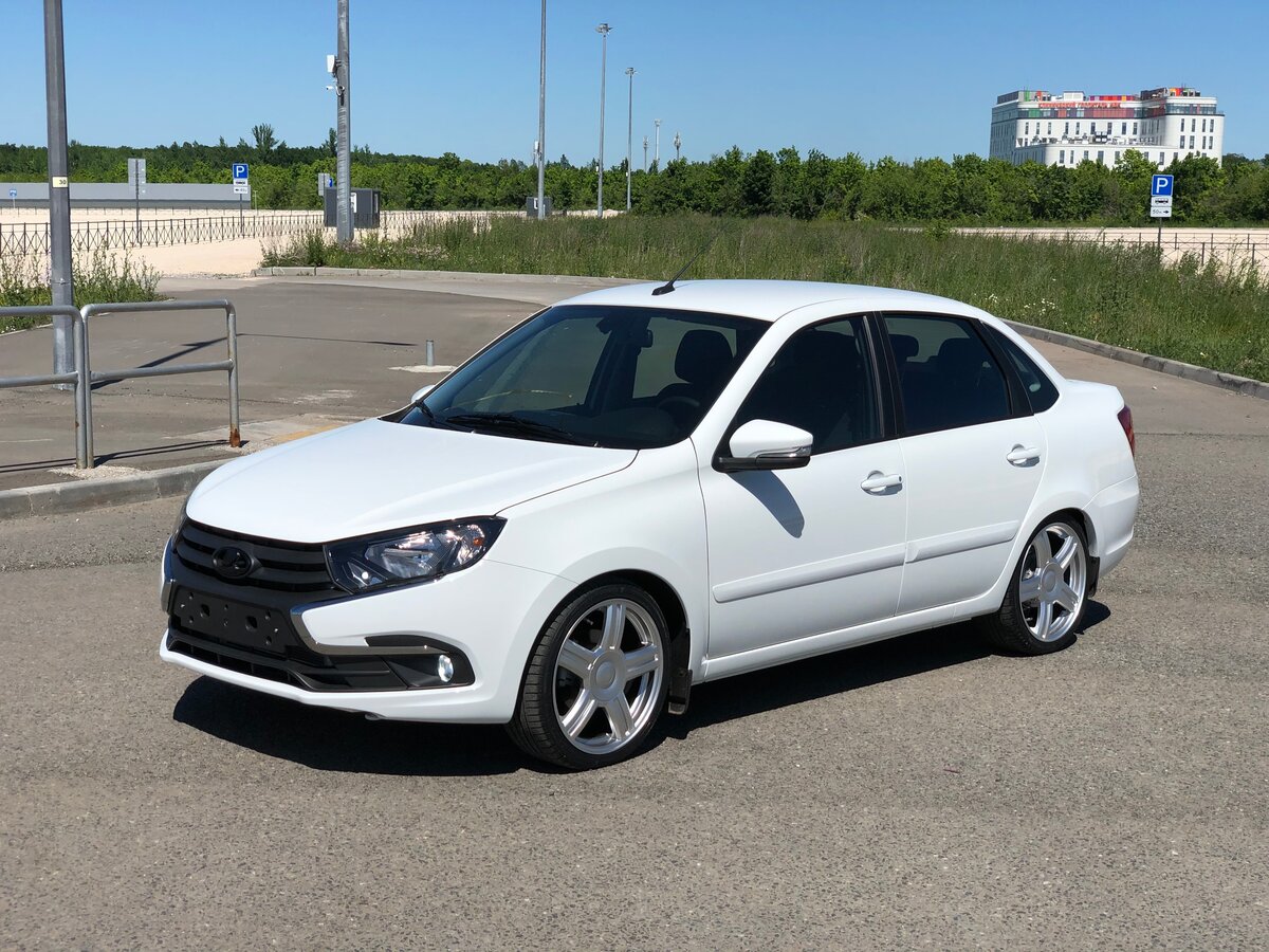 Купить б/у Lada (ВАЗ) Granta I Рестайлинг 1.6 AMT (106 л.с.) бензин робот в Моск