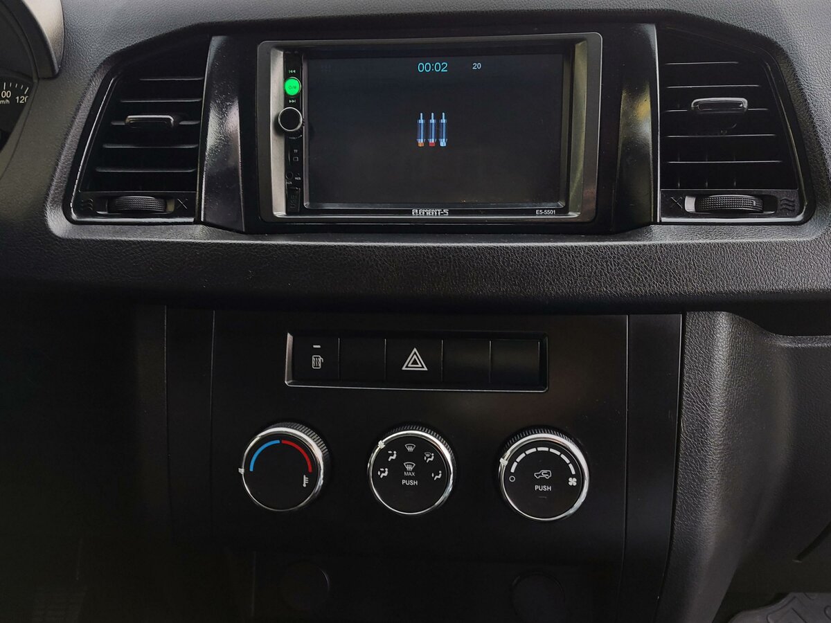 Купить б/у УАЗ Профи бензин механика в Екатеринбурге: белый бортовой