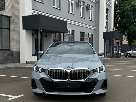 2024 BMW 5 серии 520i VIII (G60/G61/G68), серый, 6750000 рублей, вид 2