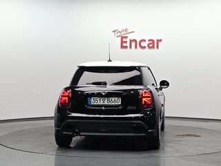 2022 Mini Hatch Cooper III (F55/F56) Рестайлинг 2, чёрный, 1520999 рублей, вид 3