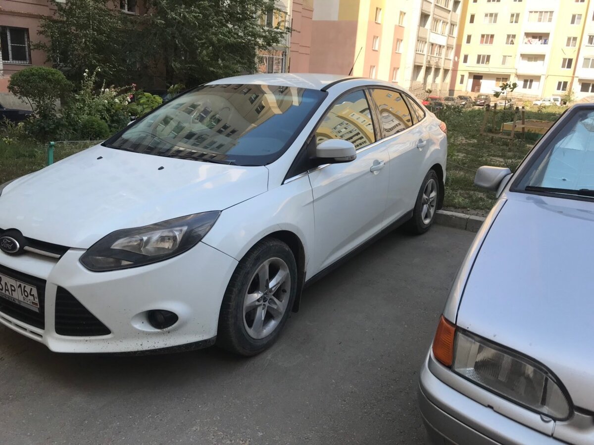 Ford Focus 2014 белый седан