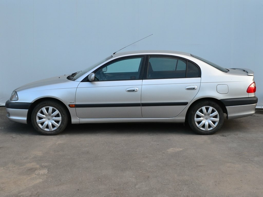 Тойота авенсис 2000 года минусы