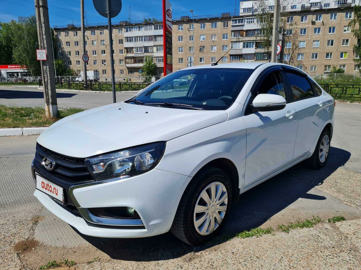 Белая Lada Vesta CNG