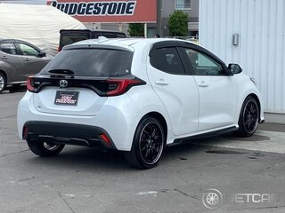 2021 Toyota Yaris IV, белый, 950000 рублей, вид 2