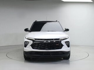 2024 Chevrolet TrailBlazer III Рестайлинг, белый, 2280000 рублей, вид 2