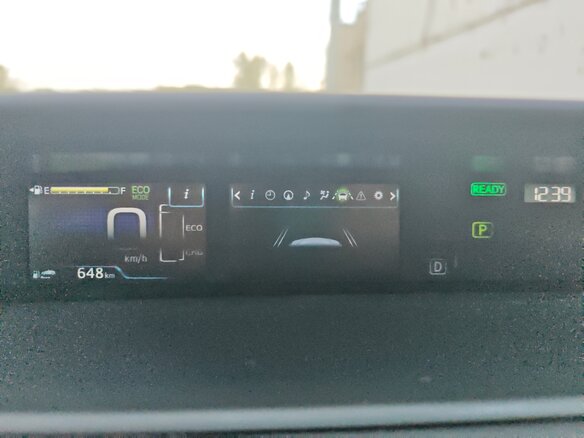 2020 Toyota Prius IV Рестайлинг (XW50), белый, 2750000 рублей - вид 13