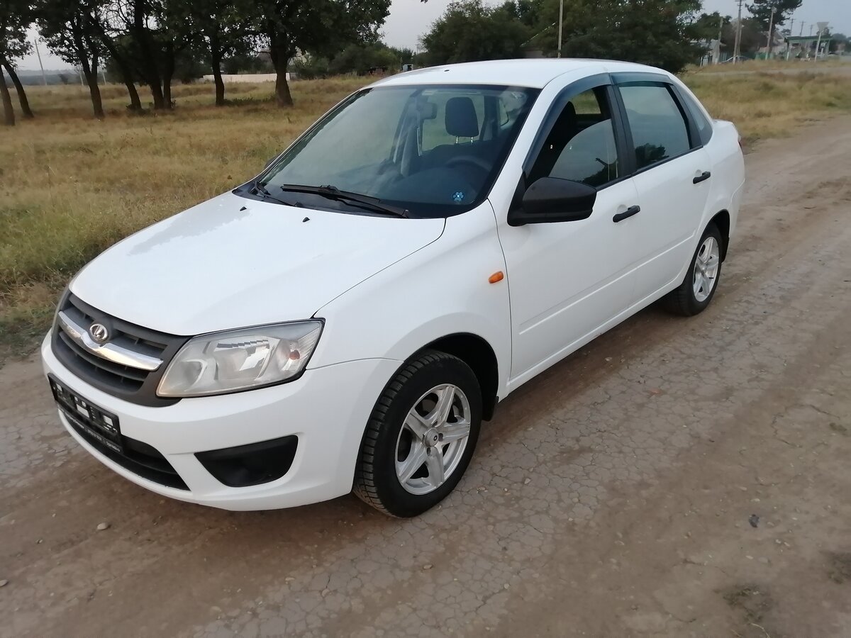 Купить б/у Lada (ВАЗ) Granta I 1.6 MT (87 л.с.) бензин механика в Москве: белый 