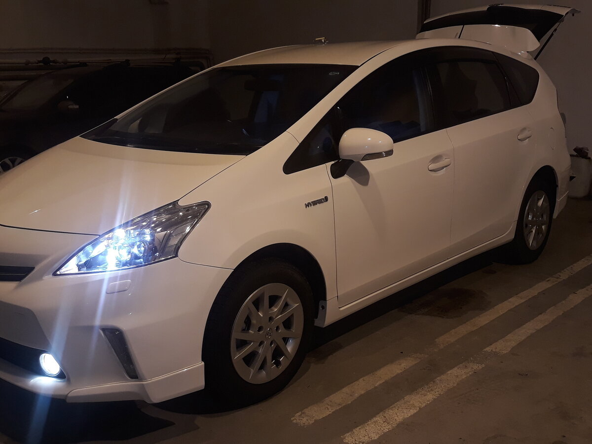 Toyota Prius Alpha 2013