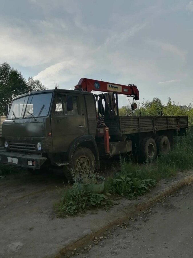 Зеленый бортовой камаз