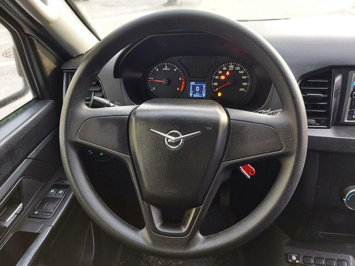 Купить б/у УАЗ Профи бензин механика в Екатеринбурге: белый бортовой