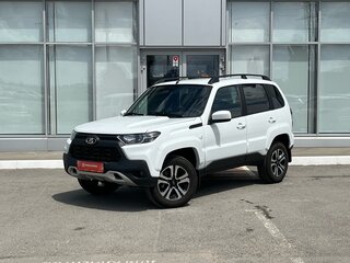 2024 Lada (ВАЗ) Niva I Рестайлинг (Travel), белый, 1329000 рублей, вид 1
