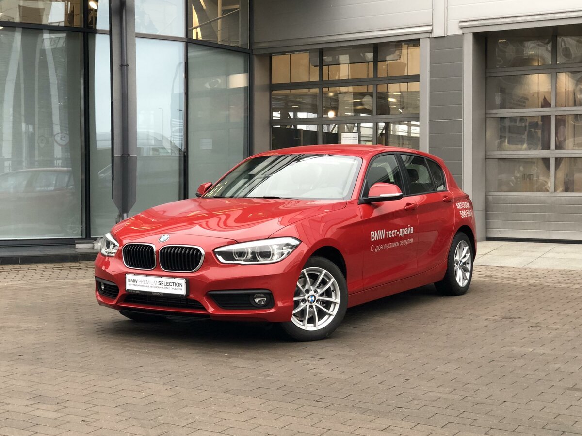 BMW 118i красная