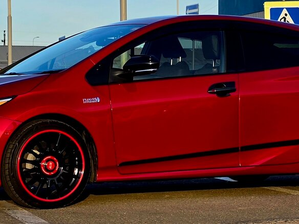 2018 Toyota Prius IV Рестайлинг (XW50), красный, 2700000 рублей - вид 20