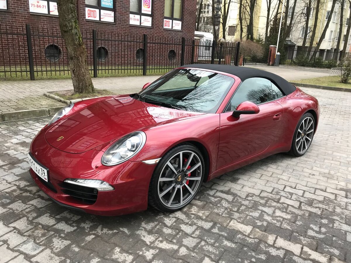 Porsche 911 Carrera Cabriolet красный