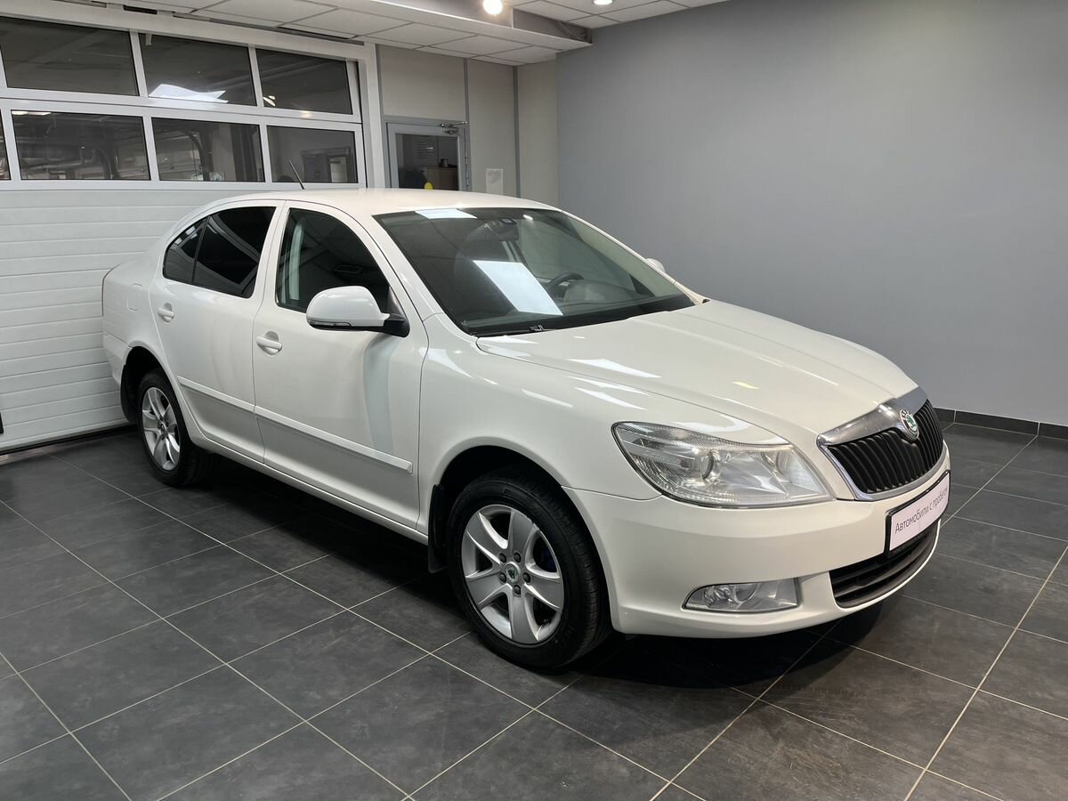 Шкода Октавия белая 875