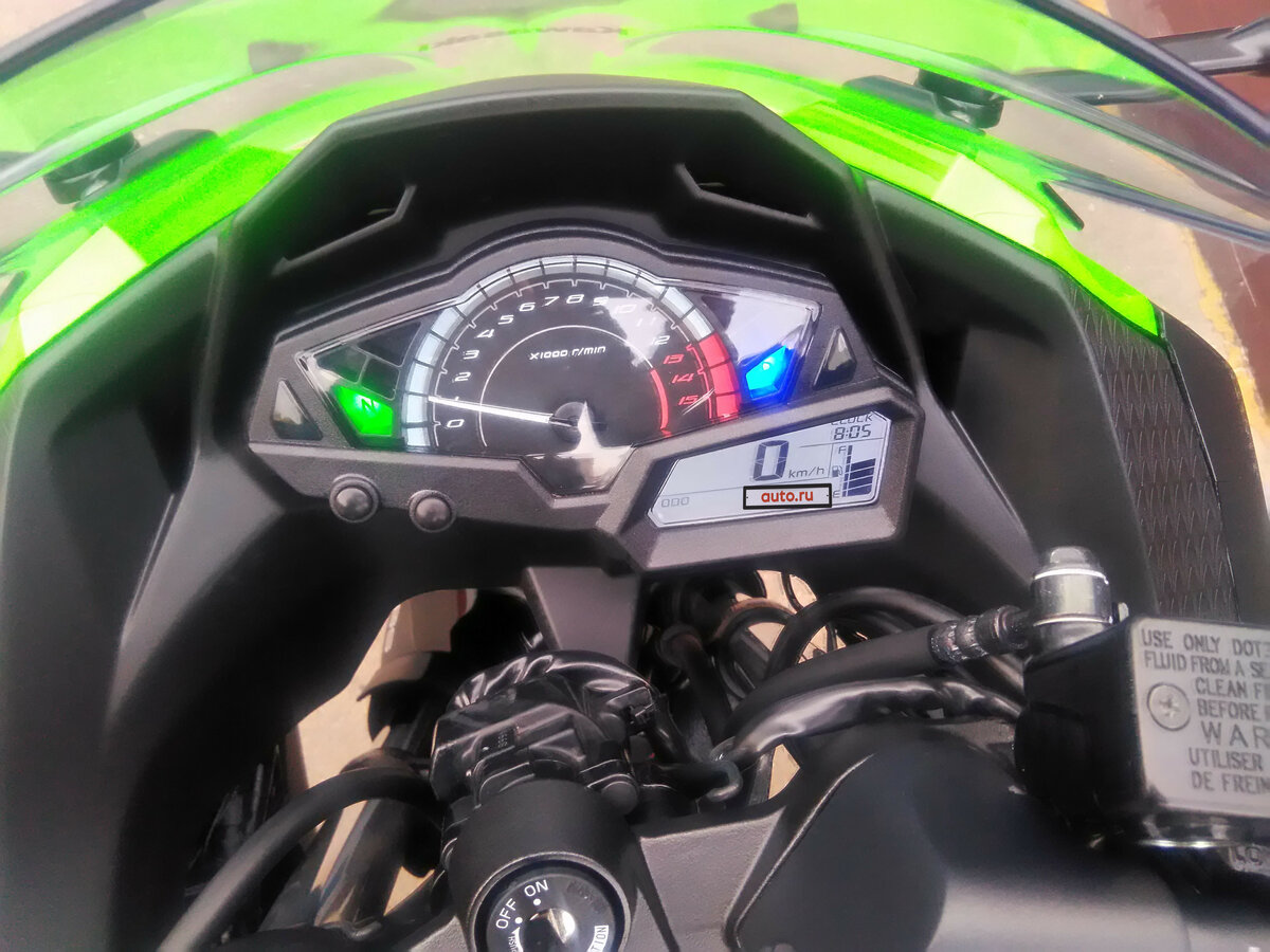 Kawasaki Ninja 300 с пилотом