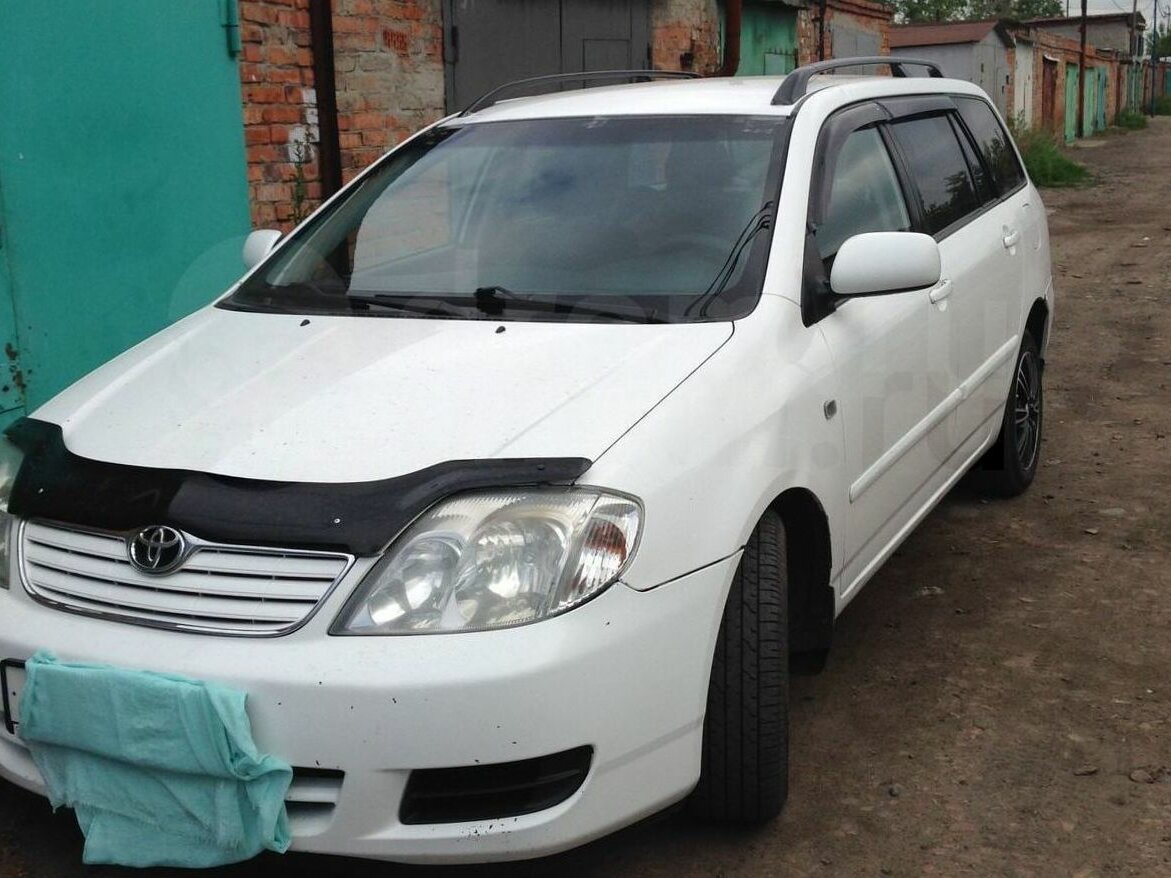 Toyota Corolla e120 Fielder универсал белая