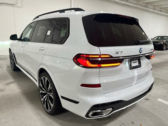 2022 BMW X7 40i I (G07) Рестайлинг, белый - вид 4