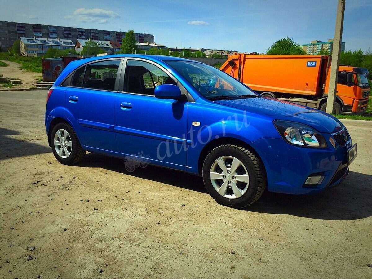 Kia Rio синий хэтчбек