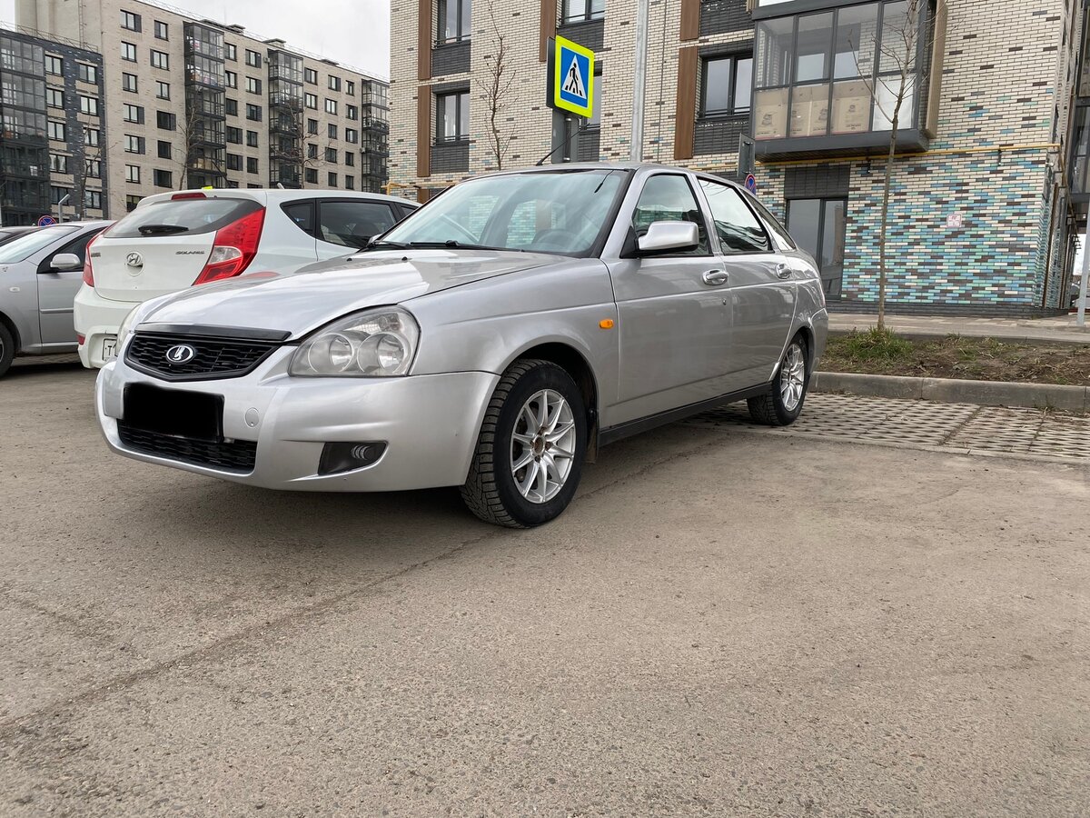 Приора 2011 года хэтчбек серебристая