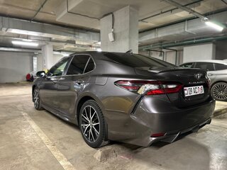 2021 Toyota Camry US Market VIII (XV70) Рестайлинг, коричневый, 2100000 рублей, вид 3