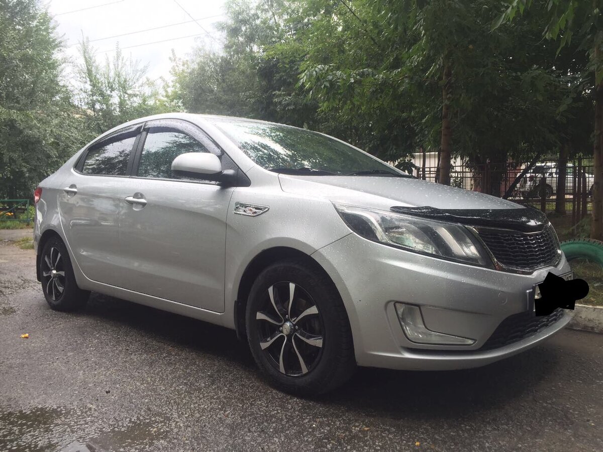 Kia Rio серебристая седан 2016