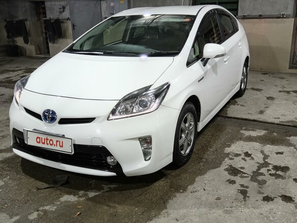 2012 Toyota Prius III Рестайлинг (XW30), белый, 1400000 рублей
