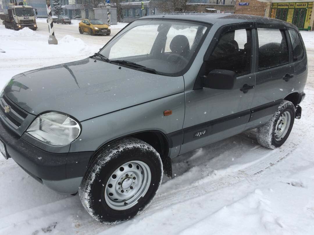 Купить б/у Chevrolet Niva I 1.7 MT (80 л.с.) 4WD бензин механика в Москве: чёрны