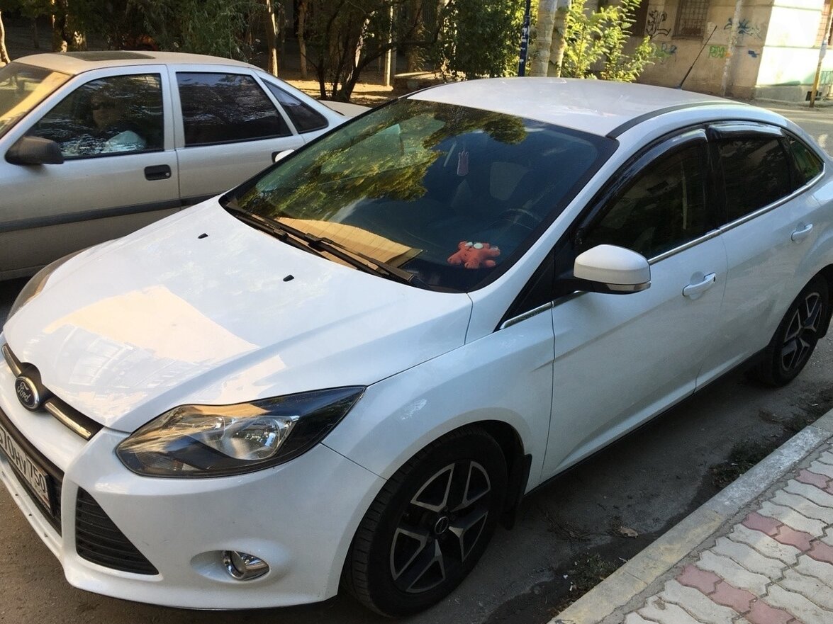 Ford Focus 2012 седан белый