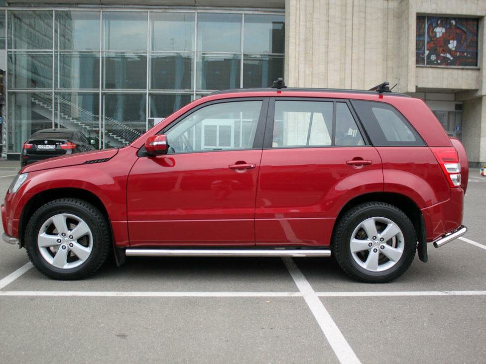Suzuki Grand Vitara красная