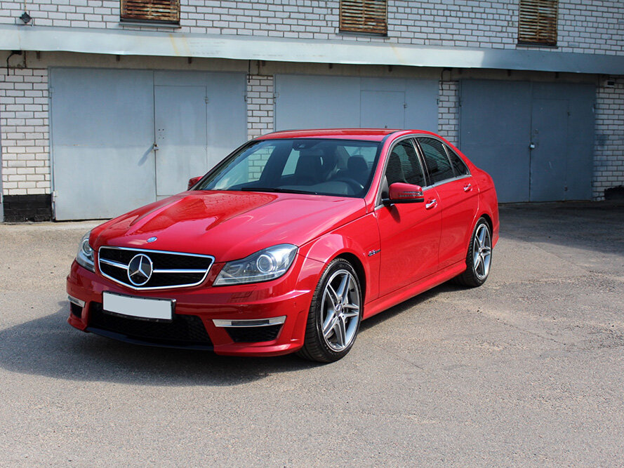 Mercedes Benz c63 AMG красный