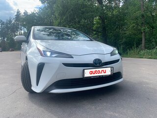 2019 Toyota Prius IV Рестайлинг (XW50), белый, 1900000 рублей, вид 1
