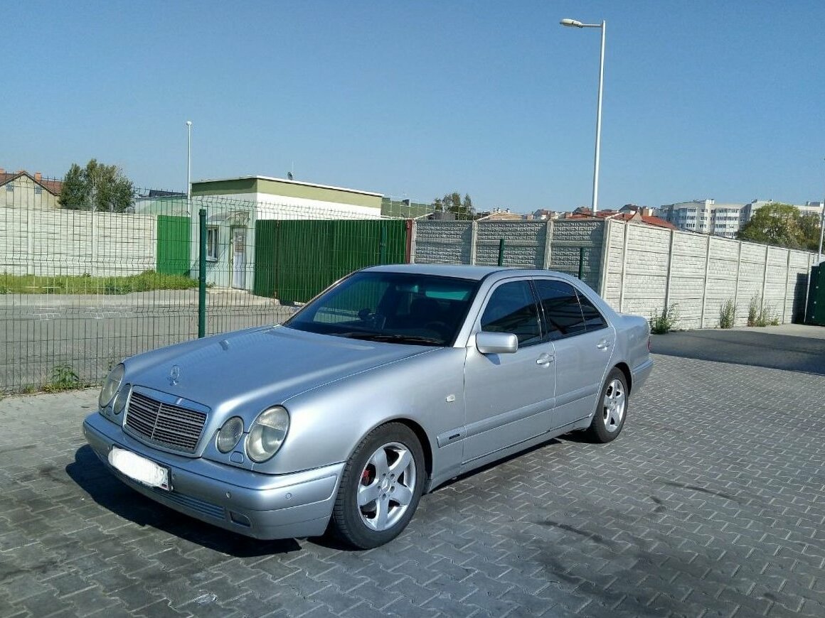 Мерседес е 2002 года