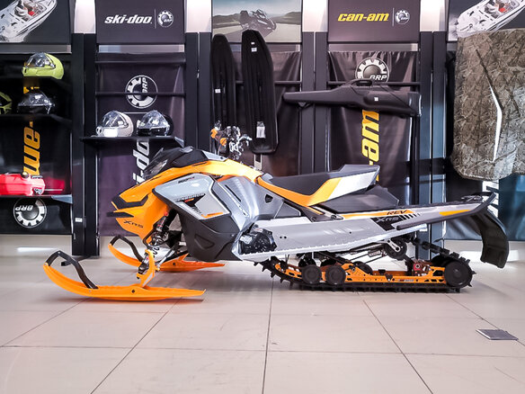 2018 BRP Ski-Doo Renegade X-RS 900, чёрный - вид 2