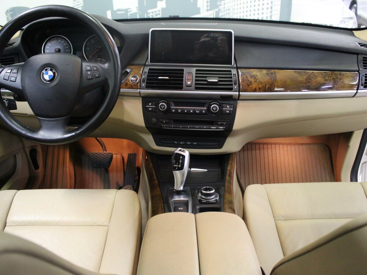 Купить б/у BMW X5 II (E70) 35d 3.0d AT (286 л.с.) 4WD дизель автомат в Санкт-Петербурге: белый ...