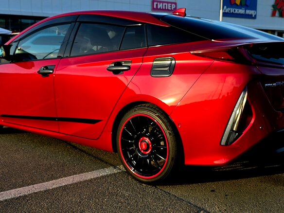 2018 Toyota Prius IV Рестайлинг (XW50), красный, 2700000 рублей - вид 5