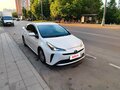 2019 Toyota Prius IV Рестайлинг (XW50), белый, 1750000 рублей - вид 5