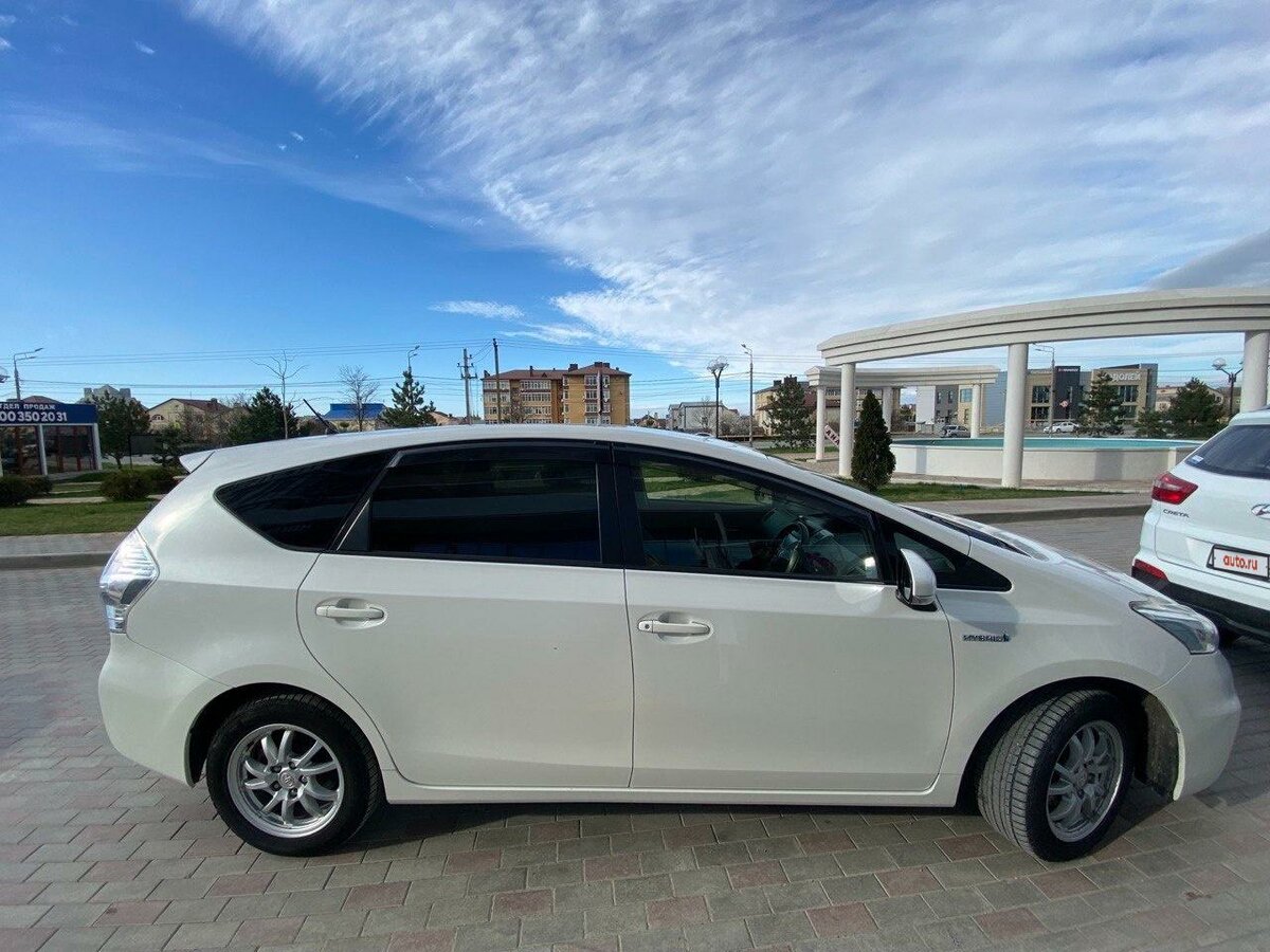Toyota Prius Alpha Р±РµР»С‹Р№