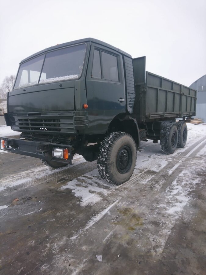 Зеленый бортовой камаз