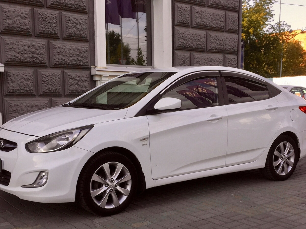 Машина Hyundai белая