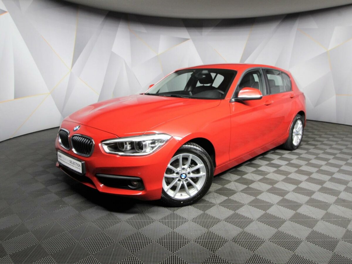 BMW 118i красная