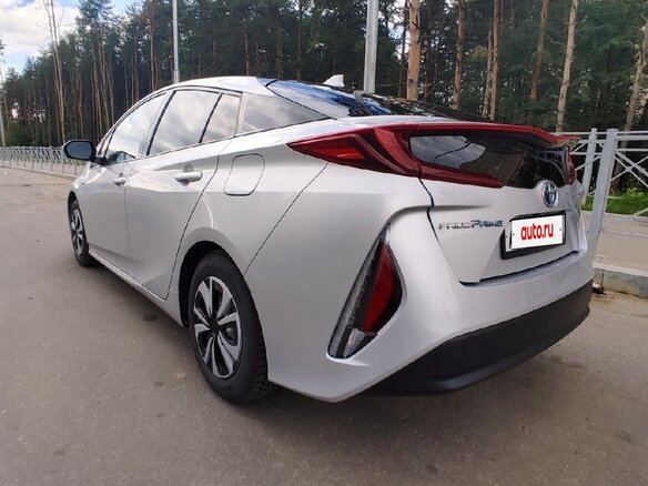 2018 Toyota Prius IV Рестайлинг (XW50), серебристый, 2300000 рублей - вид 2
