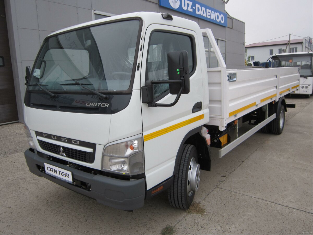 Новый Fuso (Mitsubishi) Canter дизель механика, белый бортовой грузовик 201...