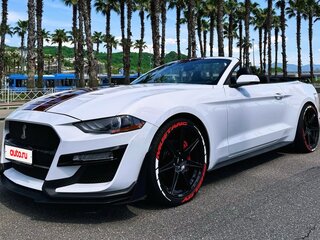 2019 Ford Mustang VI Рестайлинг, белый, 3500000 рублей, вид 1