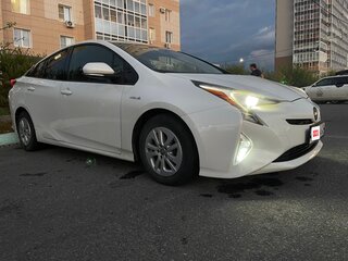2017 Toyota Prius IV (XW50), белый, 1450000 рублей, вид 1