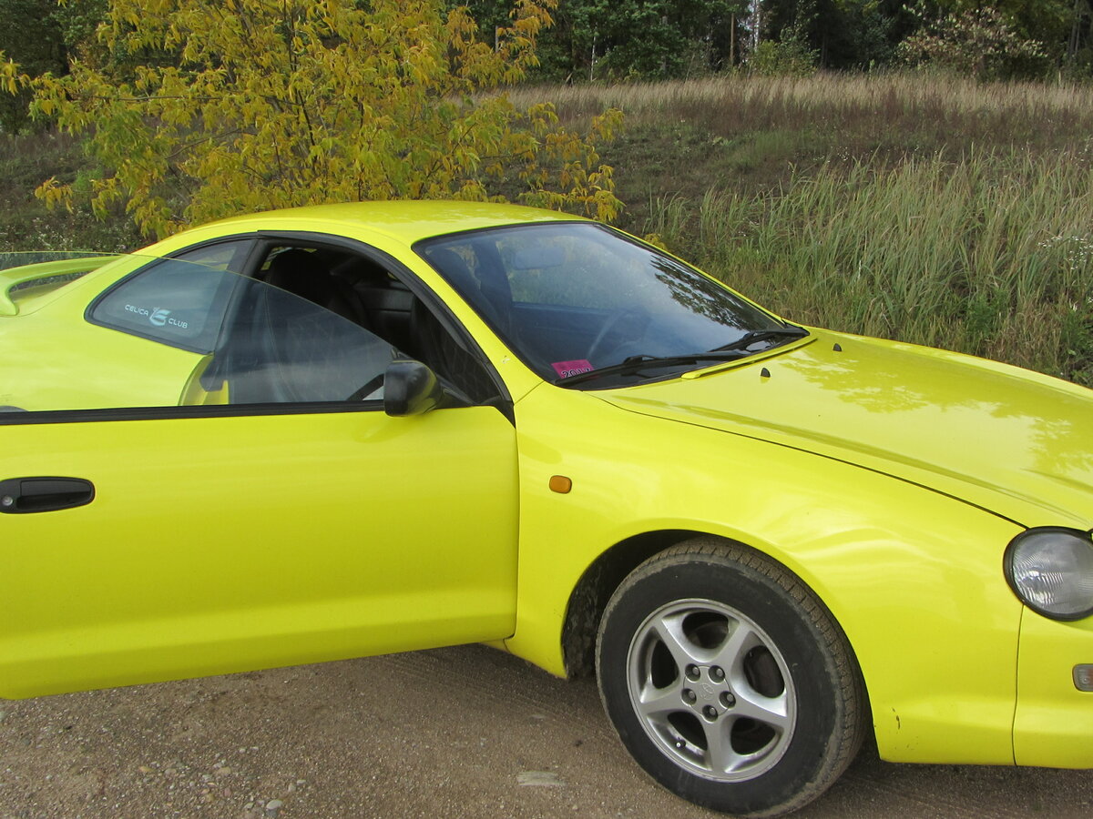 Toyota Celica желтая