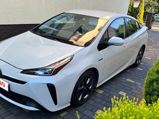 2019 Toyota Prius IV Рестайлинг (XW50), белый, 1950000 рублей, вид 1