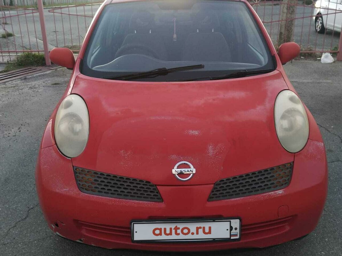 Красный ниссан марч