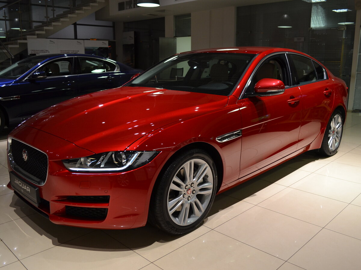 Jaguar xe красный